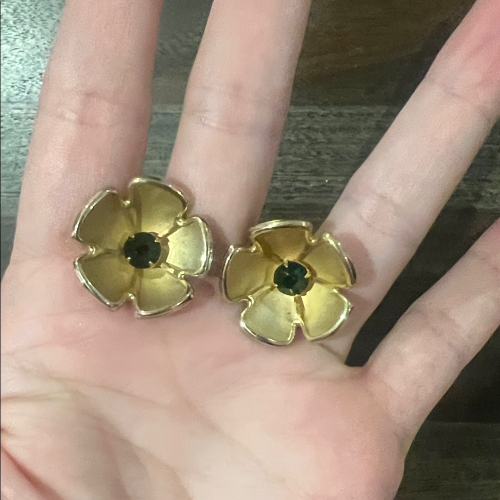 Vintage satin gold emerald green flower screw back earrings - Picture 5 of 6